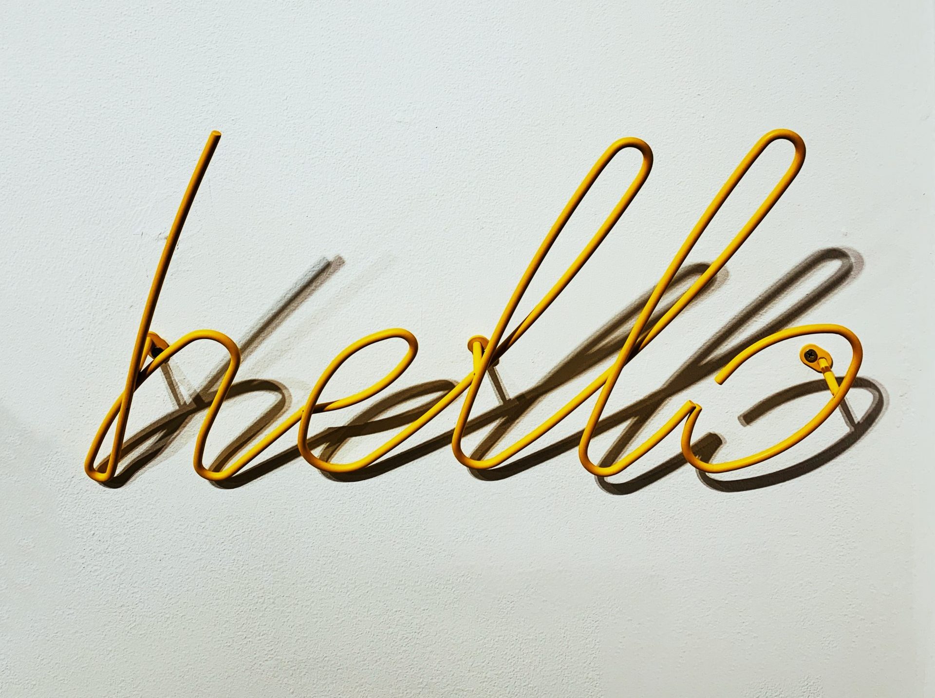 Leuchtschriftzug hello an einer Wand